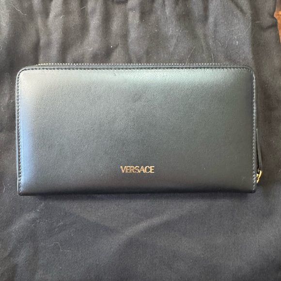 Versace Black Zip Around Wallet NWT - Picture 2 of 5